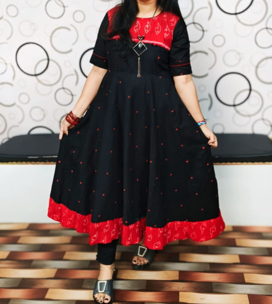 The black and red cotton dress features a simple, plain pattern, combining comfort and elegance for a versatile, everyday look.